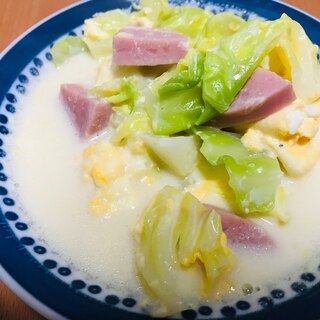 豆乳・キャベツ・ボロニアソーセージ・卵の春スープ